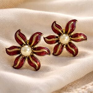Gorgeous True Vintage Burgundy Enamel Flower Pearl Screw Back Earrings